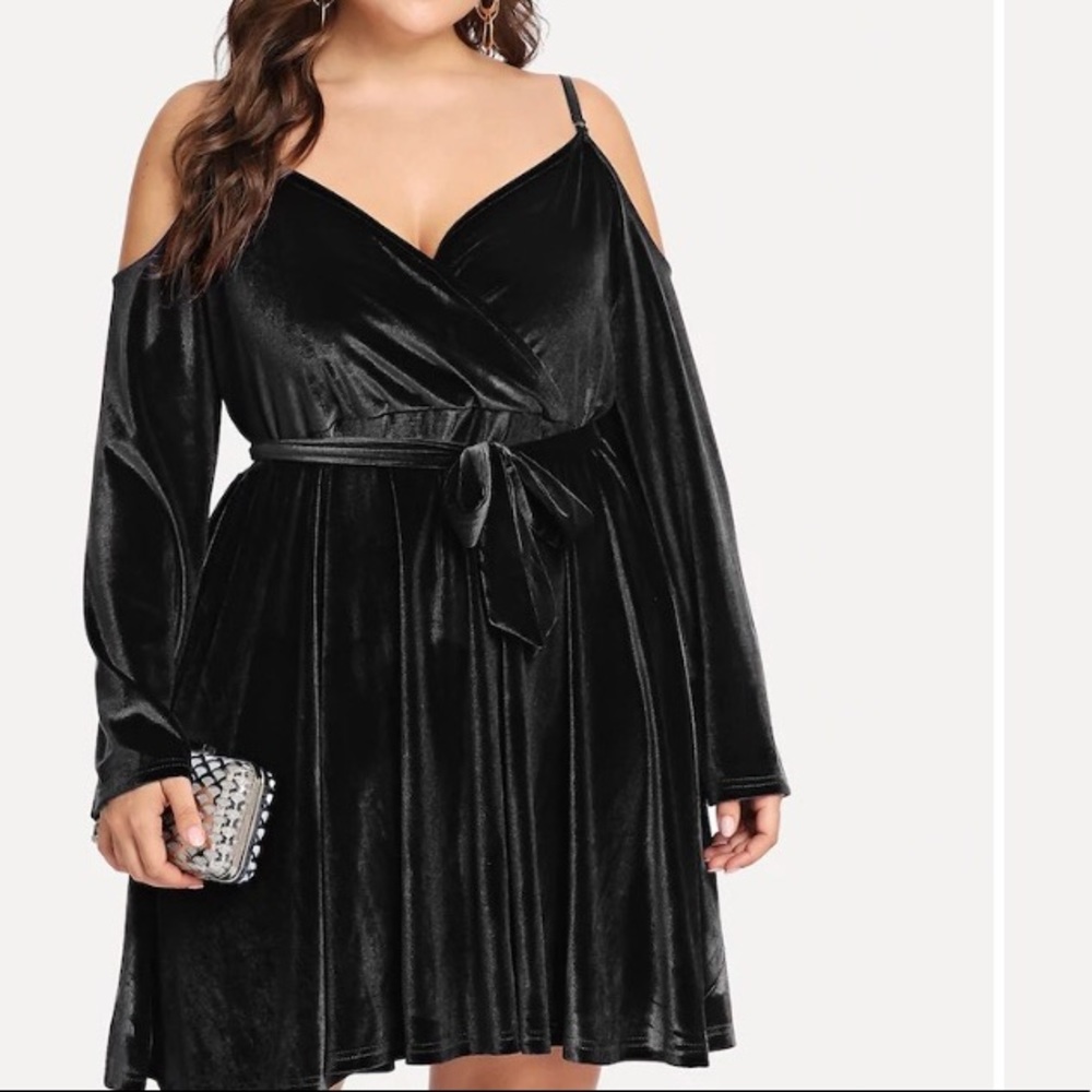 1X black velvet dress. Fire more like a 2X